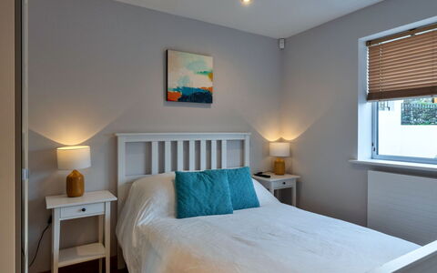 Lake View: Cama, Mueble, Lecho, Habitación, Diseño De Interiores, Sábana, Madera, Linos, Habitación, Suelo