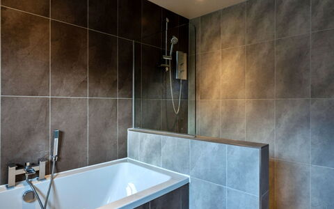 Lake View: Pared, Piso, Arreglo De Tubería, Suelo, Baño, Diseño De Interiores, Bañera, Plomería, Material Compuesto, Grifo