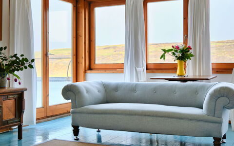 The Cuddy: Mueble, Diseño De Interiores, Piso, Sofá, Suelo, Madera, Mesa, Sala, Encendiendo, Habitación