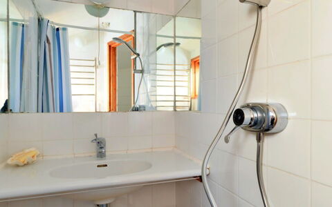 The Cuddy: Arreglo De Tubería, Baño, Diseño De Interiores, Piso, Grifo, Plomería, Lavabo, Lavabo Del Baño, Suelo, Alcachofa De La Ducha