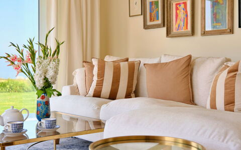 The Coast House: Mueble, Diseño De Interiores, Sofá, Sala, Amarillo, Arrojar La Almohada, Habitación, Casa, Amortiguar, Textil