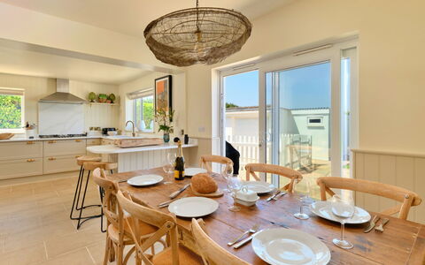 The Coast House: Mueble, Madera, Piso, Diseño De Interiores, Mesa, Cocina Y Comedor Mesa, Suelo, Silla, Techo, Comedor