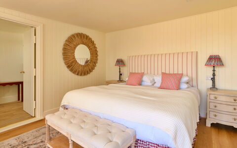 The Coast House: Cama, Mueble, Lecho, Habitación, Diseño De Interiores, Sábana, Madera, Suelo, Piso, Linos