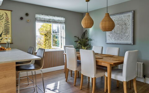 Thyme Bank: Mueble, Diseño De Interiores, Piso, Madera, Suelo, Comedor, Techo, Mesa, Cocina Y Comedor Mesa, Silla