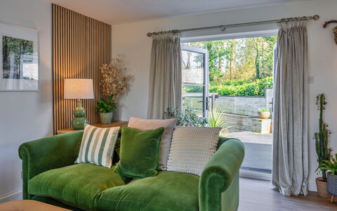 Thyme Bank: Mueble, Diseño De Interiores, Pared, Sofá, Madera, Sala, Piso, Casa, Textil, Habitación