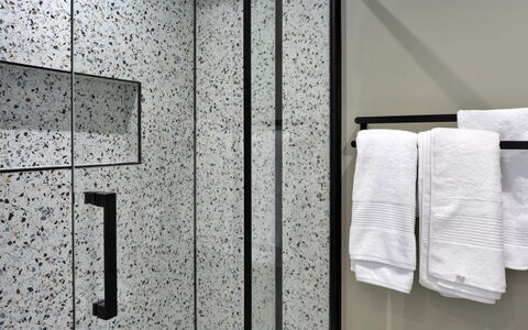 Thyme Bank: Arreglo De Tubería, Baño, Piso, Diseño De Interiores, Plomería, Suelo, Loseta, Puerta De La Ducha, Material Compuesto, Vaso