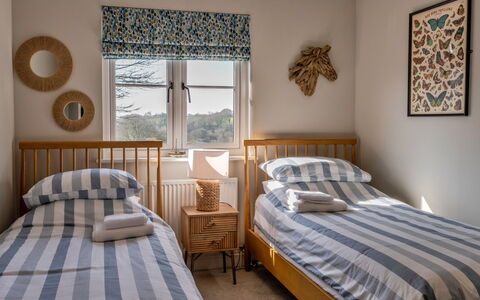 Thyme Bank: Cama, Mueble, Lecho, Habitación, Diseño De Interiores, Sábana, Madera, Suelo, Linos, Piso