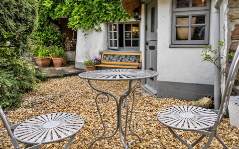 Okehampton 619: Arbusto, Maceta, Jardín, Mueble, Mueble Para Exteriores, Cobertura Del Suelo, Planta De Casa, Silla, Cabaña