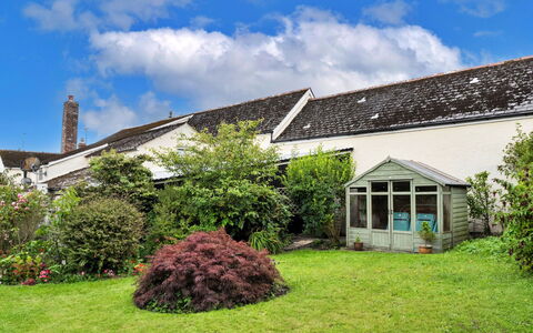 Okehampton 619: Hierba, Arbusto, Casa, Techo, Jardín, Casa, Cabaña, El Terreno Del Lote, Césped