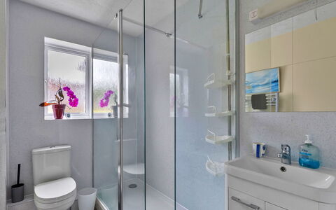 Lavender Waye: Baño, Arreglo De Tubería, Diseño De Interiores, Piso, Suelo, Lavabo, Baño, Grifo, Mueble De Baño, Plomería