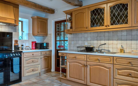 Town Farm Cottage: Cocina, Mostrador, Gabinetes, Diseño De Interiores, Aparato De Cocina, Piso, Madera, Mueble, Alacena, Cajón