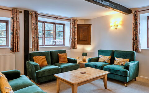 Town Farm Cottage: Mueble, Diseño De Interiores, Sofá, Madera, Techo, Habitación, Piso, Casa, Sala, Encendiendo