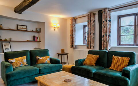 Town Farm Cottage: Mueble, Diseño De Interiores, Sofá, Pared, Piso, Madera, Habitación, Suelo, Sala, Mesa