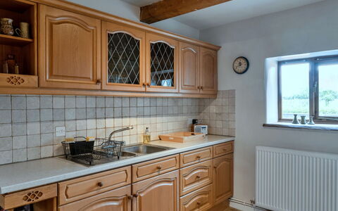 Town Farm Cottage: Cocina, Gabinetes, Mostrador, Madera, Piso, Diseño De Interiores, Aparato De Cocina, Mueble, Alacena, Cajón