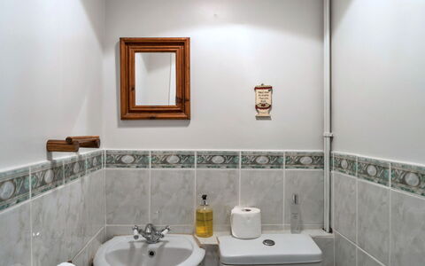 Town Farm Cottage: Arreglo De Tubería, Baño, Lavabo, Diseño De Interiores, Piso, Grifo, Lavabo Del Baño, Plomería, Suelo, Loseta