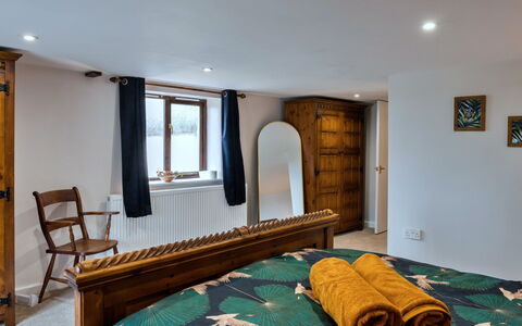 Town Farm Cottage: Mueble, Diseño De Interiores, Pared, Cama, Madera, Habitación, Piso, Suelo, Techo, Habitación
