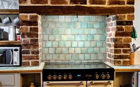 Syncocks Farm Cottage: Pared, Cocina, Ladrillo, Diseño De Interiores, Piso, Aparato De Cocina, Mueble, Suelo, Mostrador, Loseta