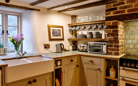 Syncocks Farm Cottage: Madera, Mueble, Diseño De Interiores, Cocina, Gabinetes, Piso, Casa, Encendiendo, Techo, Aparato De Cocina