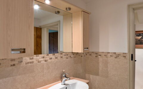 Syncocks Farm Cottage: Lavabo Del Baño, Arreglo De Tubería, Diseño De Interiores, Piso, Pared, Baño, Lavabo, Espejo, Suelo, Grifo