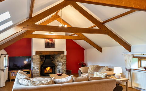 Oak Leaf Cottage: Diseño De Interiores, Techo, Madera, Piso, Mueble, Habitación, Suelo, Ático, Encendiendo, Sala