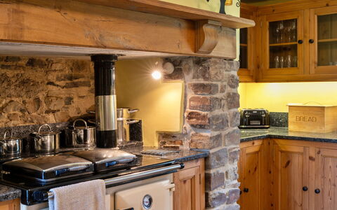 Oak Leaf Cottage: Cocina, Aparato De Cocina, Diseño De Interiores, Mueble, Piso, Mostrador, Madera, Gabinetes, Electrodoméstico, Electrodoméstico
