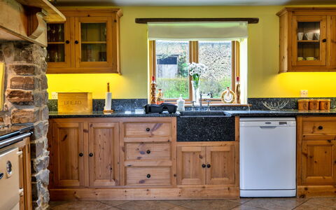 Oak Leaf Cottage: Cocina, Mostrador, Gabinetes, Diseño De Interiores, Mueble, Piso, Aparato De Cocina, Madera, Electrodoméstico, Alacena