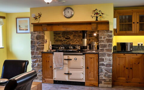 Oak Leaf Cottage: Mueble, Diseño De Interiores, Piso, Madera, Gabinetes, Aparato De Cocina, Cocina, Mostrador, Encendiendo, Suelo