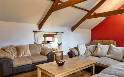 Oak Leaf Cottage: Mueble, Diseño De Interiores, Piso, Madera, Suelo, Sofá, Techo, Suelos De Madera, Habitación, Sala