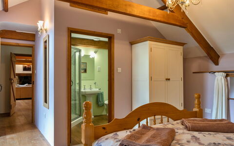 Oak Leaf Cottage: Diseño De Interiores, Mueble, Pared, Piso, Madera, Techo, Suelo, Habitación, Cama, Habitación