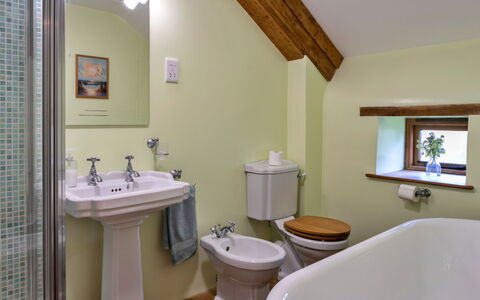 Oak Leaf Cottage: Diseño De Interiores, Pared, Arreglo De Tubería, Baño, Piso, Suelo, Lavabo Del Baño, Grifo, Plomería, Lavabo