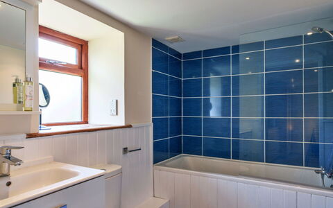 Little Norley: Baño, Pared, Arreglo De Tubería, Piso, Diseño De Interiores, Bañera, Suelo, Grifo, Plomería, Loseta