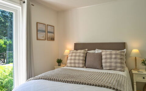 Brockwood: Cama, Mueble, Lecho, Diseño De Interiores, Habitación, Sábana, Linos, Madera, Habitación, Techo