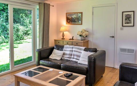 Brockwood: Mueble, Diseño De Interiores, Sofá, Piso, Madera, Suelo, Habitación, Sala, Mesa, Encendiendo