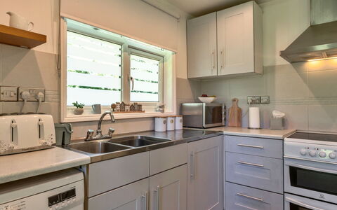 Brockwood: Aparato De Cocina, Cocina, Mostrador, Gabinetes, Electrodoméstico, Electrodoméstico, Diseño De Interiores, Estufa De Cocina, Fregadero, Estufa