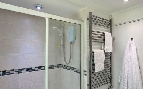 Brockwood: Baño, Arreglo De Tubería, Diseño De Interiores, Piso, Suelo, Plomería, Ducha, Loseta, Grifo, Material Compuesto