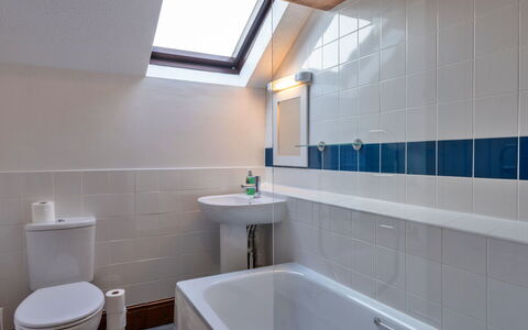 Old Nog Cottage, Stowford: Baño, Arreglo De Tubería, Pared, Piso, Suelo, Bañera, Grifo, Lavabo, Diseño De Interiores, Plomería