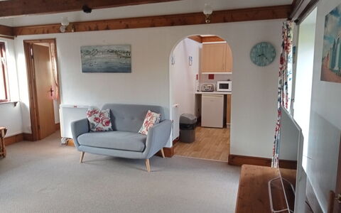 Halcyon Cottage, Stowford: Mueble, Madera, Diseño De Interiores, Piso, Suelo, Techo, Habitación, Casa, Manchas De Madera, Sala