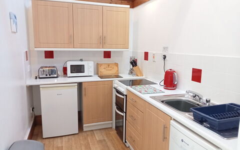 Halcyon Cottage, Stowford: Cocina, Aparato De Cocina, Mostrador, Electrodoméstico, Gabinetes, Mueble, Fregadero, Diseño De Interiores, Lavabo, Estufa De Cocina