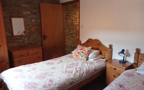 Halcyon Cottage, Stowford: Cama, Habitación, Sábana, Lecho, Madera, Mueble, Suelo, Textil, Linos, Piso