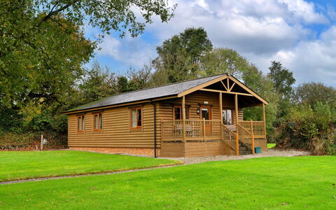 Tarka'S Holt Log Cabin, Stowford: Madera, Cabaña, Cuarto De Troncos, Edificios Del Jardín, Madera Dura, Porche, Cobertizo, Manchas De Madera, Césped, Yarda
