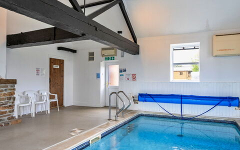 Tarka'S Holt Log Cabin, Stowford: Piso, Suelo, Techo, Piscina, Madera Dura, Manchas De Madera, Recurso, La Luz Del Día