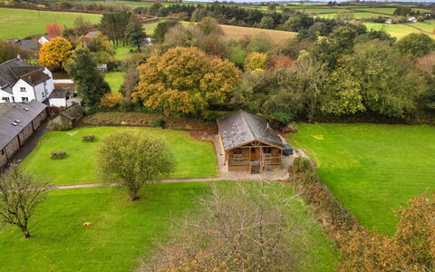 Tarka'S Holt Log Cabin, Stowford: Hierba, Árbol, Pradera, Llanura, Paisaje, Área Rural, El Terreno Del Lote, Cabaña, Asentamientos Humanos