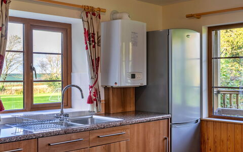 Tarka'S Holt Log Cabin, Stowford: Cocina, Aparato De Cocina, Madera, Piso, Diseño De Interiores, Gabinetes, Mostrador, Mueble, Suelo, Fregadero