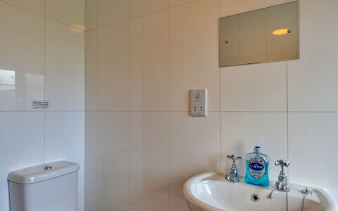 Tarka'S Holt Log Cabin, Stowford: Pared, Lavabo Del Baño, Arreglo De Tubería, Piso, Baño, Diseño De Interiores, Lavabo, Suelo, Grifo, Plomería