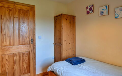 Tarka'S Holt Log Cabin, Stowford: Mueble, Madera, Piso, Habitación, Diseño De Interiores, Suelo, Cama, Habitación, Sábana, Manchas De Madera