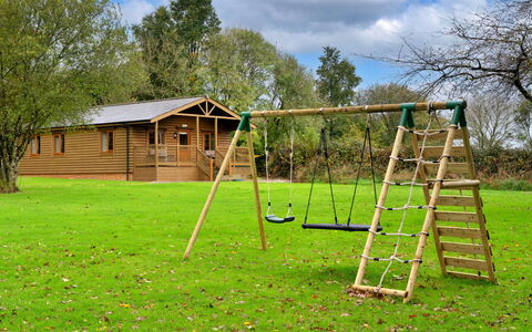 Tarka'S Holt Log Cabin, Stowford: Madera, Equipo De Juego Exterior, Sombra, Jardín, Césped, Columpio, Patio De Recreo, Parque, Yarda, Manchas De Madera