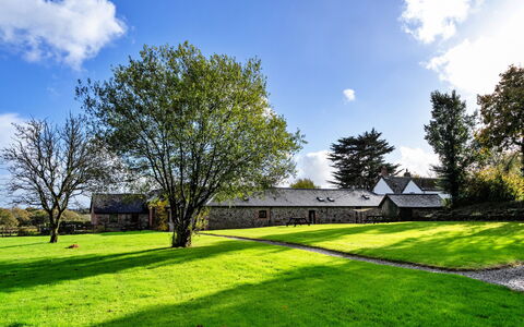 Tarka'S Holt Log Cabin, Stowford: Hierba, Árbol, Rama, Hoja, Arbusto, Casa, Pradera, Paisaje, Llanura, Casa