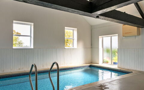 Tarka'S Holt Log Cabin, Stowford: Piso, Suelo, Techo, Piscina, Madera Dura, La Luz Del Día, Manchas De Madera, Diseño, Suelos De Madera, Tablón