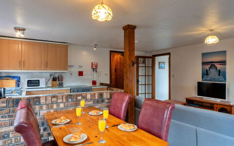 Tarquol Cottage, Stowford: Mueble, Diseño De Interiores, Madera, Piso, Techo, Suelo, Habitación, Mesa, Sofá, Sala