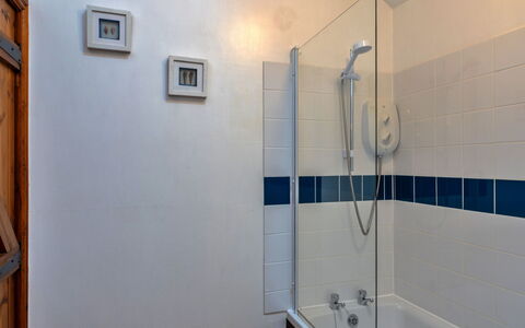 Tarquol Cottage, Stowford: Arreglo De Tubería, Baño, Piso, Suelo, Plomería, Diseño De Interiores, Ducha, Grifo, Alcachofa De La Ducha, Loseta